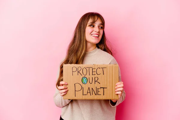 Joven Mujer Caucásica Sosteniendo Cartel Proteger Nuestro Planeta Aislado Mira —  Fotos de Stock