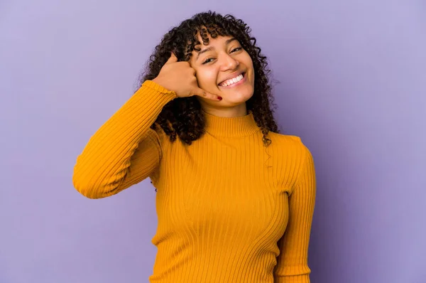 Joven Afroamericana Afro Mujer Aislada Mostrando Gesto Llamada Telefónica Móvil —  Fotos de Stock