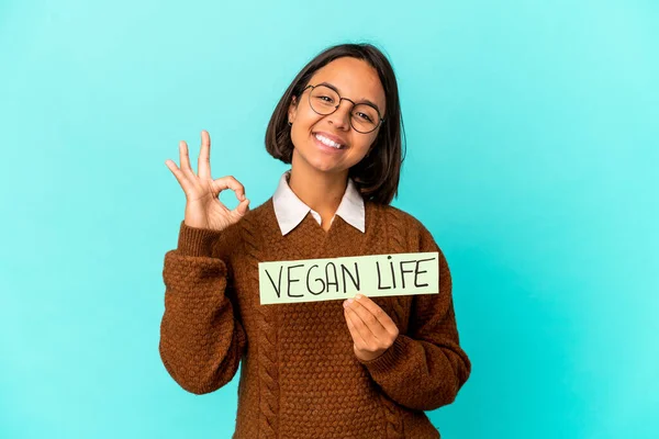 Mladý Hispánec Smíšené Rasy Žena Drží Vegan Život Plakát Veselý — Stock fotografie