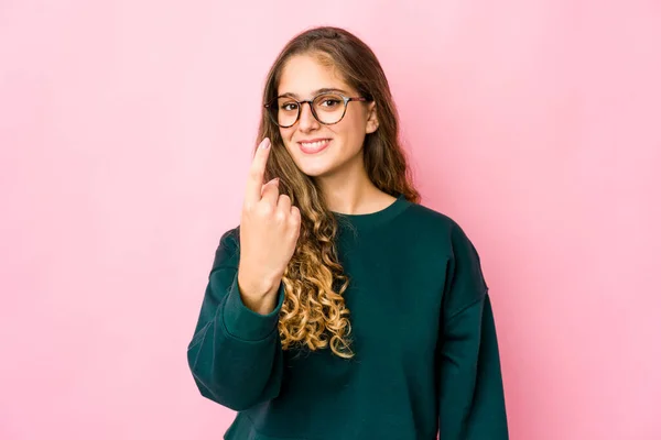 Joven Mujer Caucásica Señalándote Con Dedo Como Invitaras Acercarte — Foto de Stock