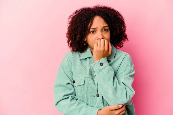 Junge Afrikanisch Amerikanische Mischlingsfrau Isoliert Beißt Fingernägel Nervös Und Sehr — Stockfoto