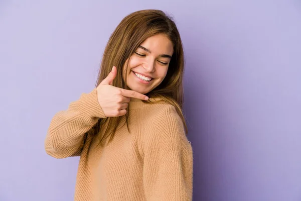 Joven Flaco Caucásico Chica Adolescente Púrpura Fondo Miradas Lado Sonriente — Foto de Stock