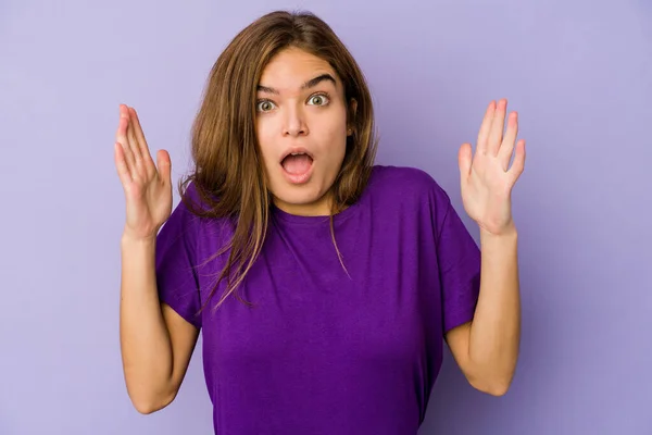 Joven Flaco Caucásico Chica Adolescente Sobre Púrpura Fondo Celebrando Una — Foto de Stock