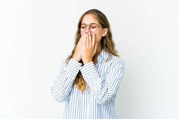 Giovane Donna Caucasica Che Ride Qualcosa Coprendo Bocca Con Mani — Foto Stock