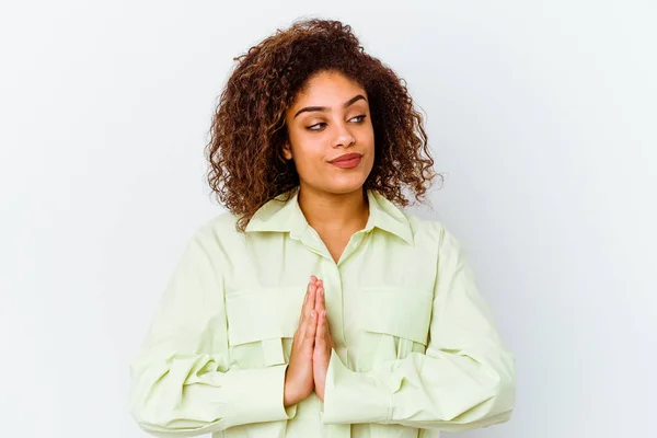白人の背景に孤立した若いアフリカ系アメリカ人の女性が祈り 献身を示し 神のインスピレーションを探している宗教的な人 — ストック写真