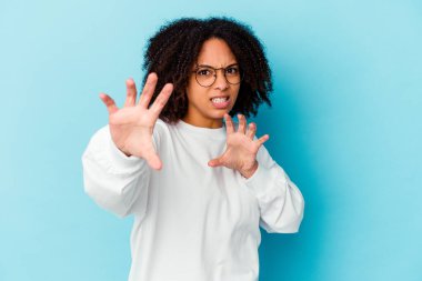 Genç Afro-Amerikan melez kadın... düşüncelere daldı, bir strateji planladı, bir iş kurmanın yollarını düşündü..