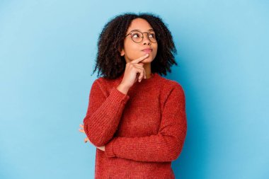 Genç Afro-Amerikan melez kadın düşünmeyi ve bakmayı, düşünmeyi, düşünmeyi, hayal etmeyi,.