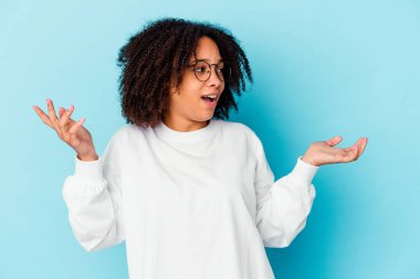 Genç Afro-Amerikan melez kadın parmakları dudaklarında bir sır saklıyor..