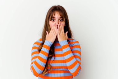 Beyaz arka planda izole edilmiş beyaz tenli hoş bir kadın. Şok olmuş, ağzı ellerle kaplanmış, yeni bir şey keşfetmeye hevesli..