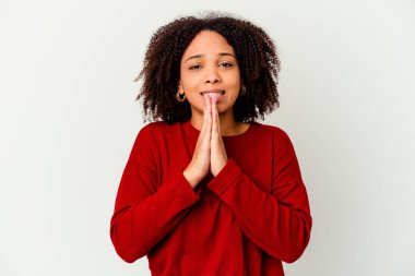 Genç Afro-Amerikan melez kadın el ele tutuşup dua ediyor, kendinden emin..