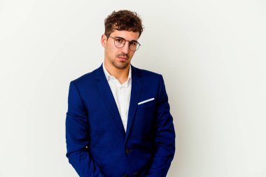 Beyaz arka planda izole edilmiş beyaz iş adamı üzgün, ciddi yüz, mutsuz ve hoşnutsuz hissediyor.