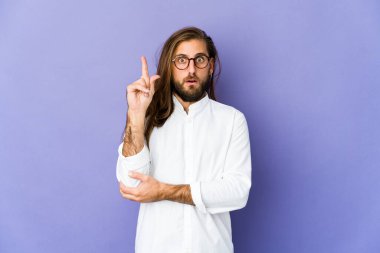 Uzun saçlı genç adamın harika bir fikri var, yaratıcılık kavramı..