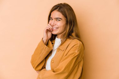 Genç, sıska, beyaz kız rahatlamış fotokopi odasına bakan bir şey düşünüyor..