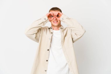 Beyaz tenli yakışıklı adam gözlerinde işaret var.