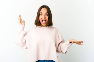 Genç melez kadın avuç içinde fotokopi makinesi tutuyor, el üstünde tutuyor. Şaşırmış ve mutlu..