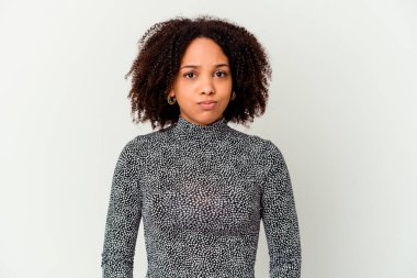 Genç Afro-Amerikan melez kadın izole edilmiş yanaklar, yorgun bir ifade var. Yüz ifadesi kavramı.