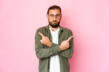 Uzun saçlı genç adam iki seçenek arasında seçim yapmaya çalışıyor..