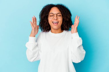 Genç Afro-Amerikan melez kadın karnına dokunuyor, nazikçe gülümsüyor, yemek yiyor ve tatmin oluyor..