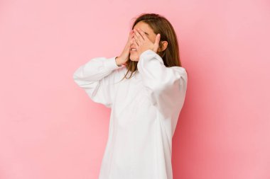 Genç, sıska, beyaz, genç bir kız elleriyle gözlerini kapatmaktan korkuyor..