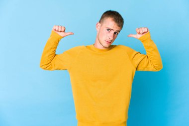 Beyaz tenli yakışıklı adam gururlu ve kendinden emin, örnek alınacak biri..