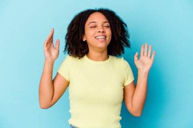 Genç Afro-Amerikan melez kadın neşeli kahkahalar atıyor. Mutluluk kavramı.