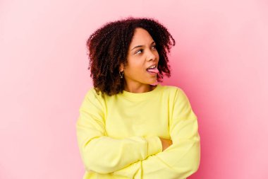Genç Afro-Amerikan melez kadın komik ve dost canlısı bir dil kullanıyor..
