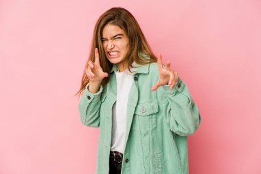 Genç, sıska, beyaz, pençelerini kedi taklidi yapan genç bir kız. Saldırgan bir hareket..