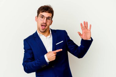 Beyaz arka planda izole edilmiş beyaz bir beyaz iş adamı gülümseyerek beş numarayı parmaklarıyla gösteriyor..