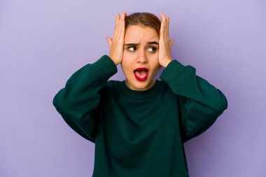 Genç Arap melez kadın kulaklarını elleriyle kapatıyor yüksek sesle ses duymamaya çalışıyor..