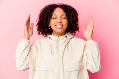 Genç Afro-Amerikan melez kadın neşeli kahkahalar atıyor. Mutluluk kavramı.