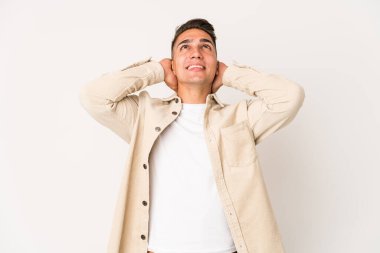 Beyaz tenli yakışıklı, soyutlanmış, kendinden emin, elleri başının arkasında..