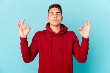 Kafkasyalı yakışıklı genç adam sıkı çalışma gününden sonra dinleniyor, yoga yapıyor..