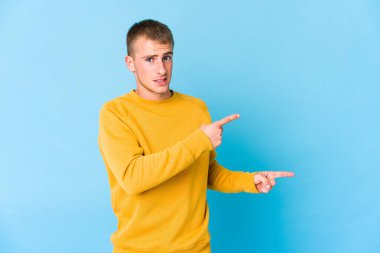 Beyaz tenli yakışıklı bir adam işaret parmağıyla fotokopi çekerken şok oldu..