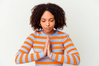 Genç Afro-Amerikan melez kadın yalnız başına dua ediyor, bağlılık gösteriyor, dindar biri ilahi ilham arıyor..