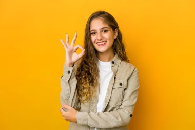 Kafkasyalı genç bir kadın göz kırptı ve elleriyle iyi bir jest yaptı..