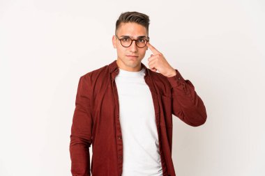 Beyaz tenli yakışıklı bir adam ağlayarak kendini soyutladı. Acı ve kafa karışıklığı gibi bir şeyden mutsuzdu..