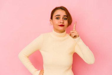 Genç Arap melez kadın parmaklarıyla bir numarayı gösteriyor..