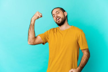 Uzun saçlı genç adam tasasız ve heyecanlı görünüyor. Zafer konsepti.