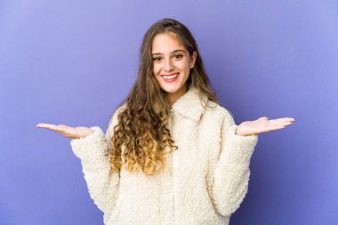 Beyaz, tatlı bir kadın kollarıyla ölçek yapıyor, mutlu ve kendinden emin..