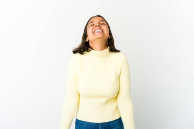 Genç melez kadın rahat ve mutlu bir gülüş, boynunu uzatmış dişlerini gösteriyor..