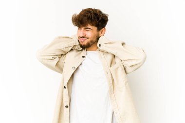 Beyaz arka planda oturan genç bir Arap sabit yaşam tarzından dolayı boyun ağrısı çekiyor..