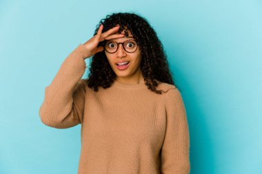 Genç Afrikalı Amerikalı afro kadın izole edilmiş yüksek sesle bağırıyor, gözlerini açık ve ellerini gergin tutuyor..