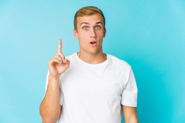 Beyaz, yakışıklı, ağzı açık genç bir adam..