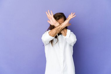 Uzun saçlı genç adam iki kolu çapraz tutuyor, inkar kavramı..