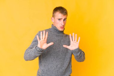 Beyaz tenli yakışıklı bir adam tiksinti ifadesi gösteren birini reddediyor..