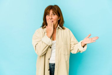 Üst düzey Kafkasyalı kadın, avuç içi fotokopi almaktan etkilenmiş..