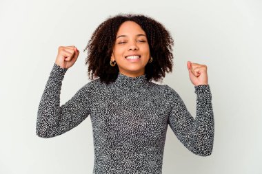 Genç Afro-Amerikan melez kadın zaferi, tutkuyu ve coşkuyu, mutlu ifadeyi kutluyor..