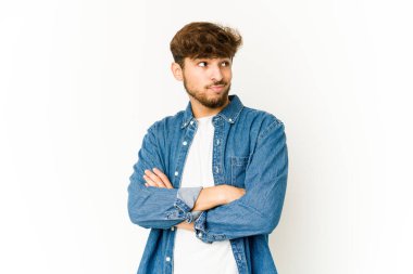 Beyaz arka plandaki genç Arap adam hedeflere ve amaçlara ulaşmayı hayal ediyor.