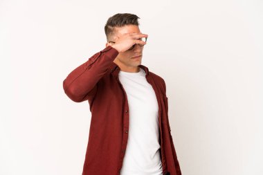 Beyaz tenli yakışıklı adam tapınaklara dokunuyor ve baş ağrısı çekiyor..