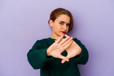 Genç Arap melez kadın inkar hareketi yapıyor.